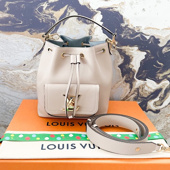 Louis Vuitton Lockme Bucket MM Greige
Calfskin Bucket Bag - Picture 13 of 13
